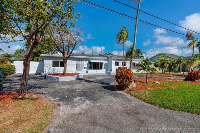 Photo - 461 NE 44th St