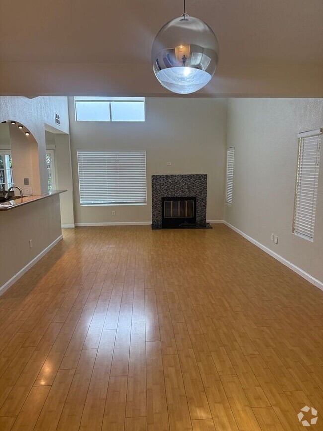 Building Photo - Beautiful Spacious 4-bedroom, 2.5-bathroom... Rental