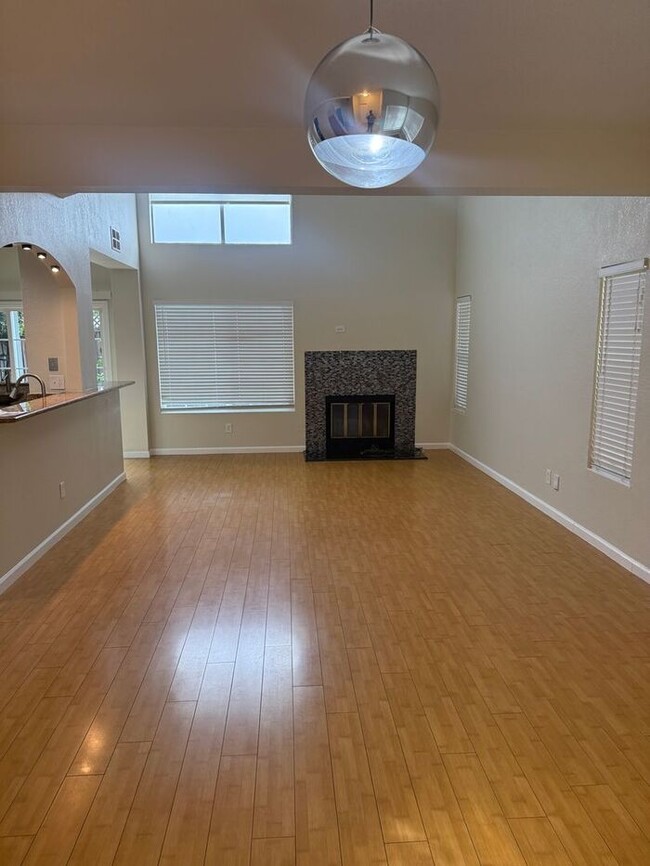 Building Photo - Beautiful Spacious 4-bedroom, 2.5-bathroom... Rental