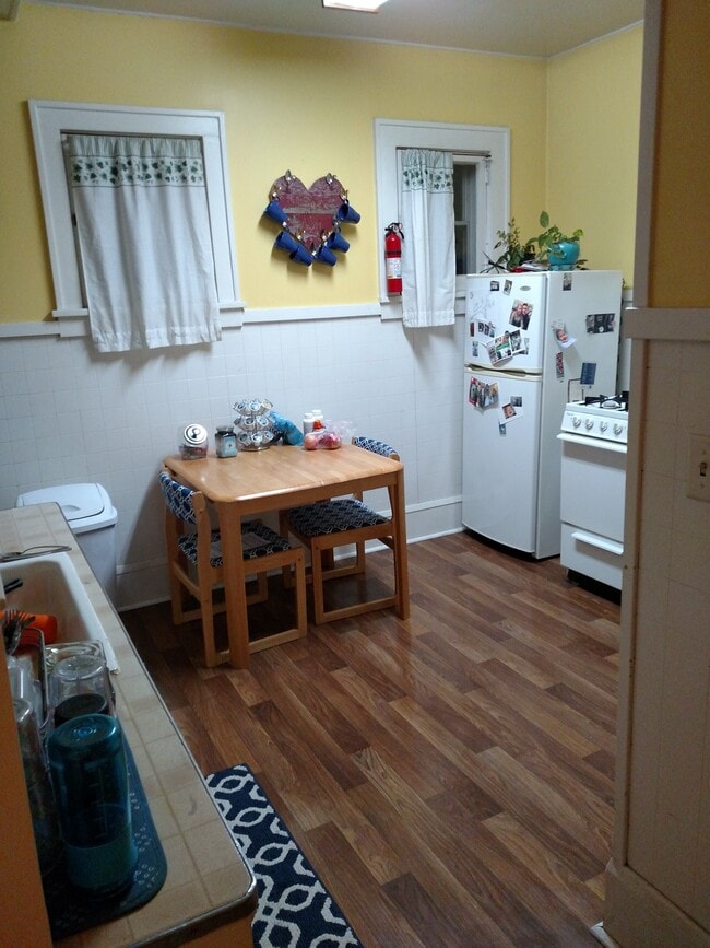 Kitchen - 215 Maple St