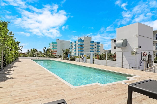 Building Photo - 250 Collins Ave Rental