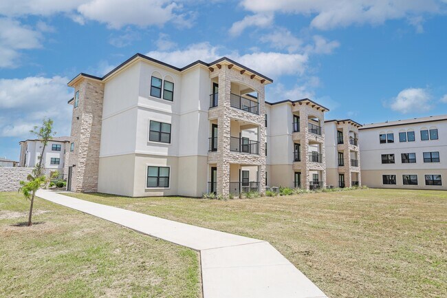 Avanti Legacy Emerald Point Apartments