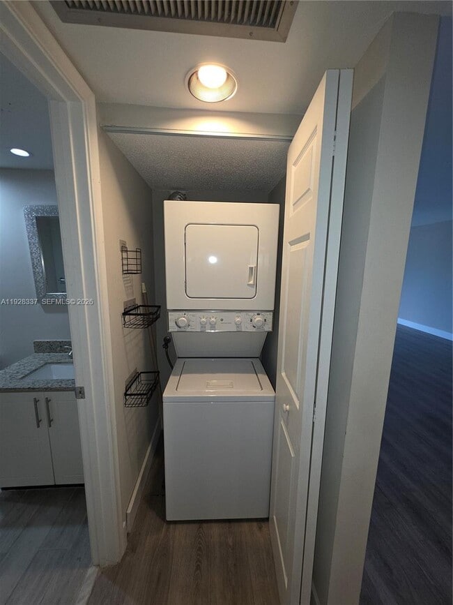 Photo - 1401 SW 128th Terrace Unidad 305H