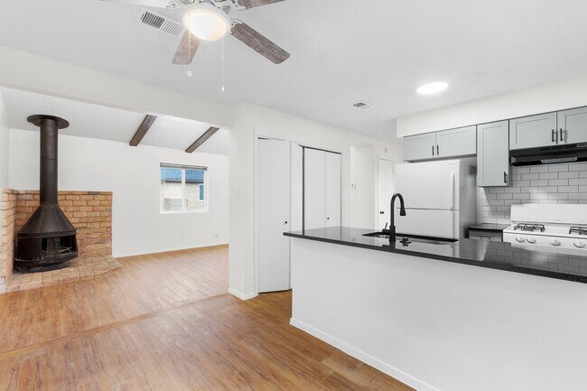 Photo - 1118/1120 Hazelton Unit 1118 Hazelton