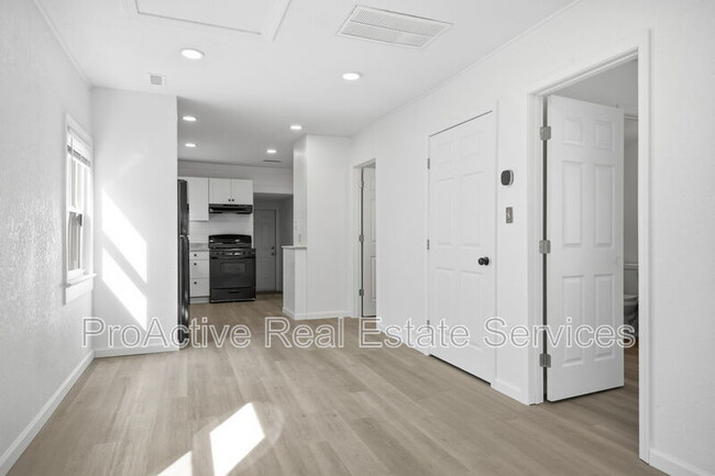 Photo - 828 W 42nd St