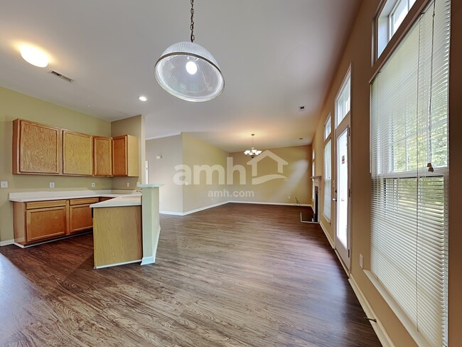 Photo - 127 Bathurst Ln