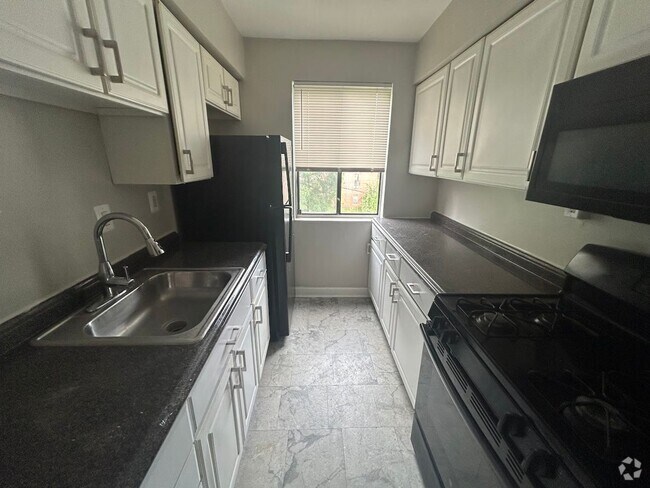 Building Photo - Top-Floor 2-Bedroom Condo in Southwest DC ... Unit 303