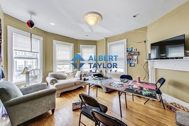 Building Photo - 47 Hillside St