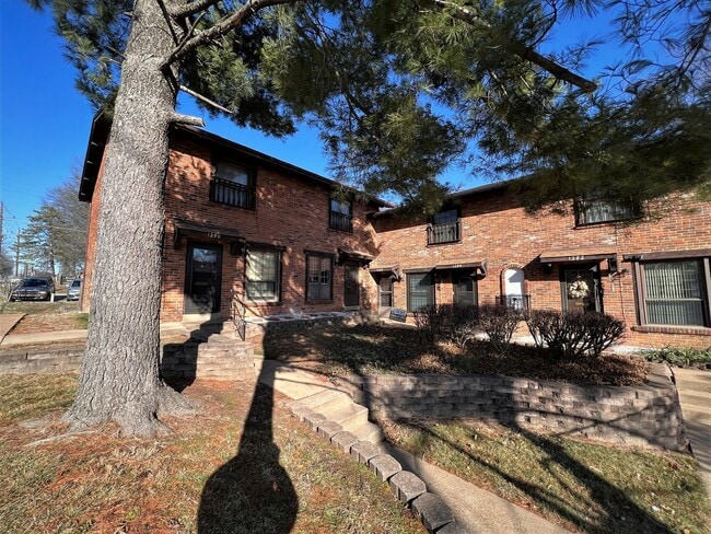 Building Photo - Updated 2 bedroom Townhome - University City