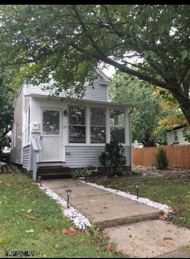 Charming 2 bedroom 1 bathroom, recently re... - Charming 2 bedroom 1 bathroom, recently re... House