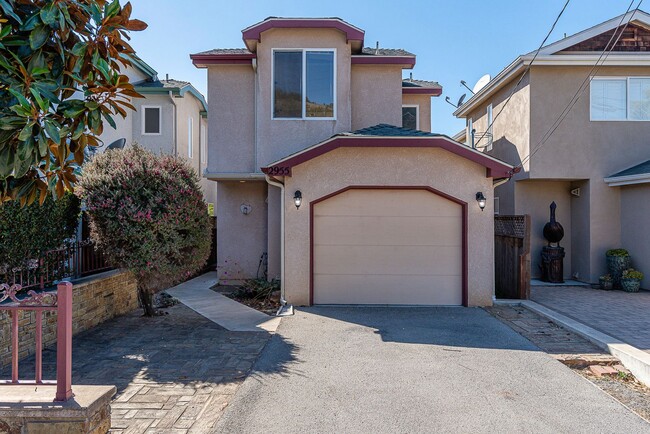 Building Photo - Well maintained 2 bedroom home