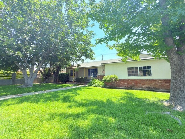 Building Photo - 4-Bedroom Home with Expansive Backyard in ...