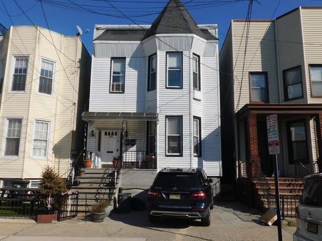 Building Photo - 330 New York Ave