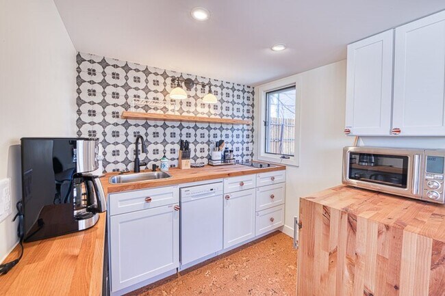 Photo - Fully Furnished Beautiful One bedroom Cottage available for a short term lease in November