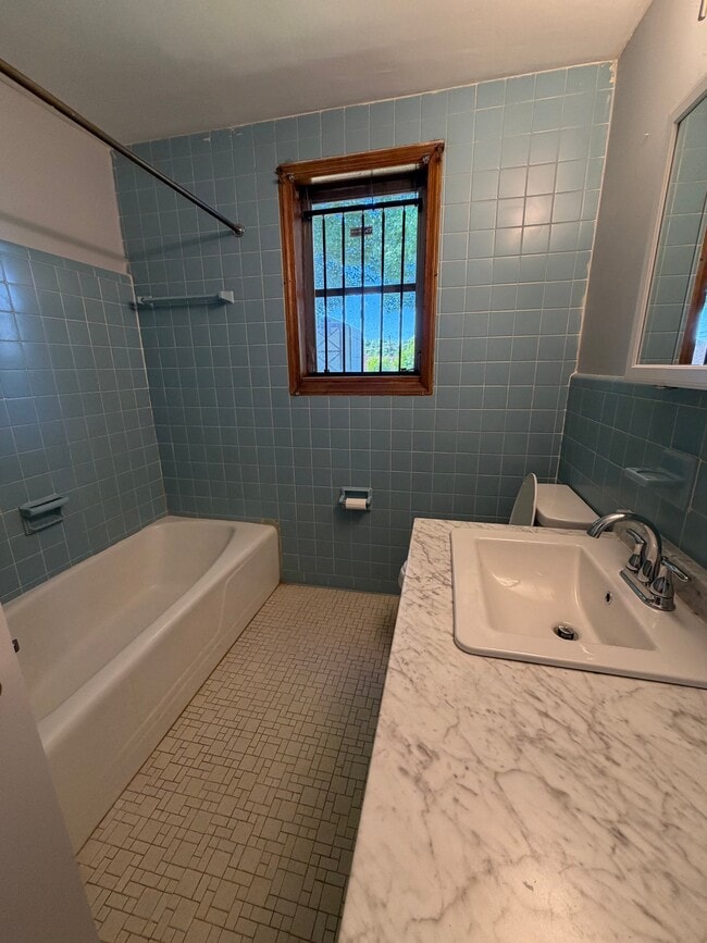 Photo - 639 Holbrook St