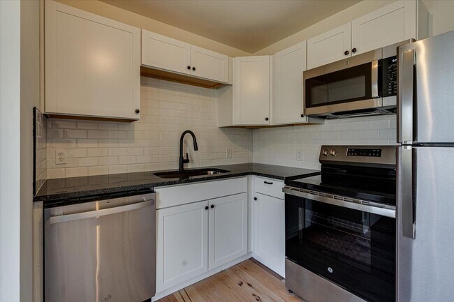Building Photo - 1627 Mars Aly Unit 2 Rental