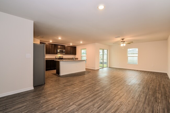 Photo - 192 Blackstone Dr