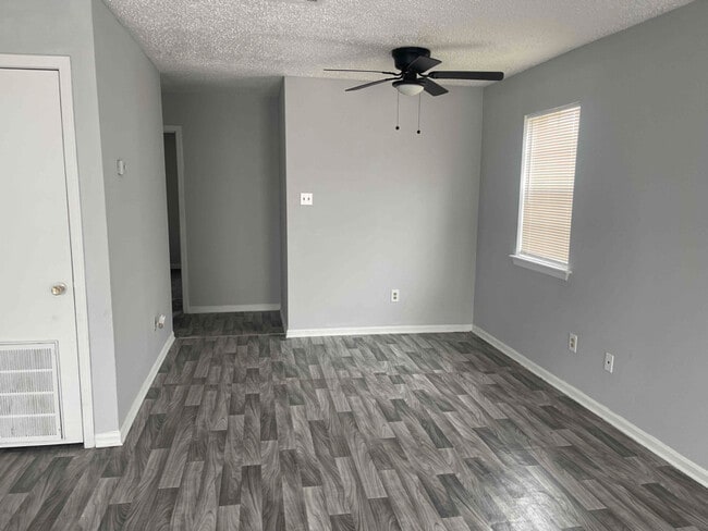 Photo - 406 Scotsdale St