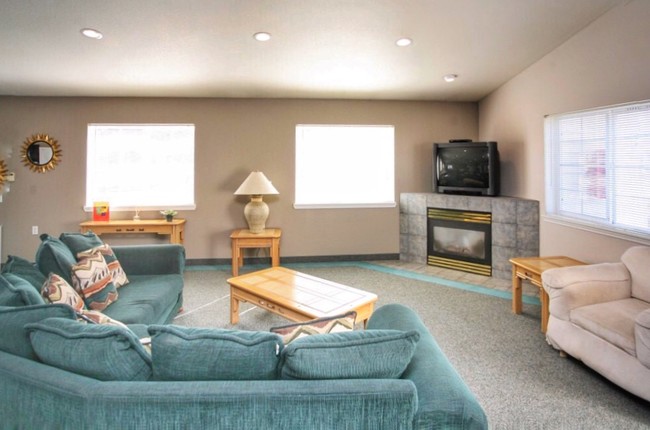 Community TV Lounge - Meadow Crest Apartments