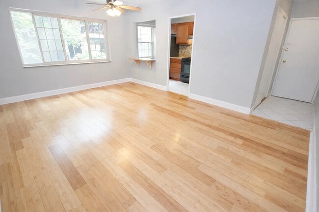 REGENCY COURT APARTMENTS -- 018