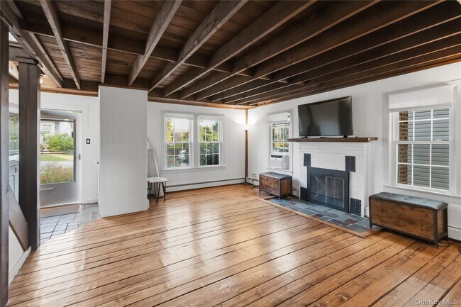 11 Bay St
