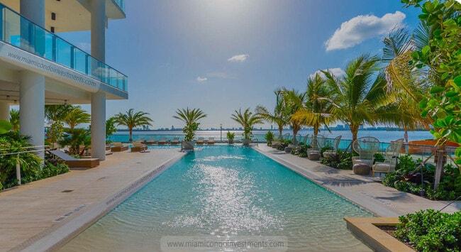 Photo - 460 NE 28th St