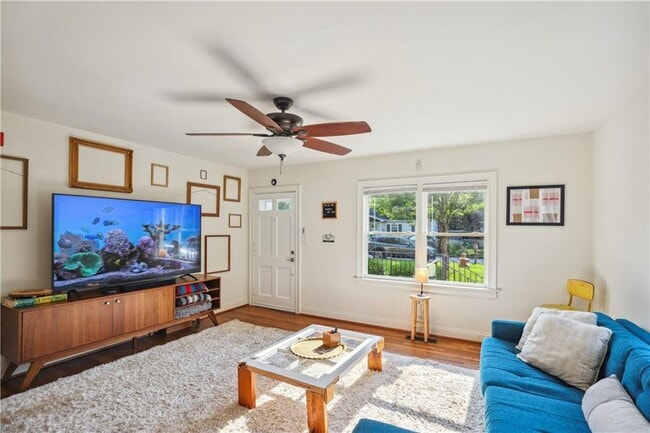 Photo - 783 Livingstone Pl