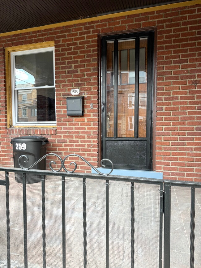 Photo - 261 Gross St