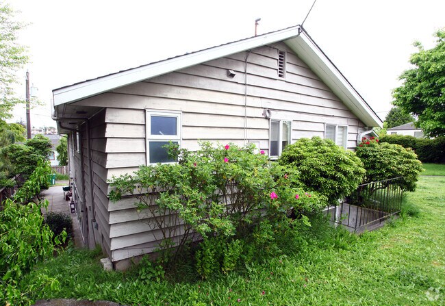 Photo - Roselyn Apartments