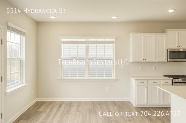 Photo - 5514 Hydrangea St