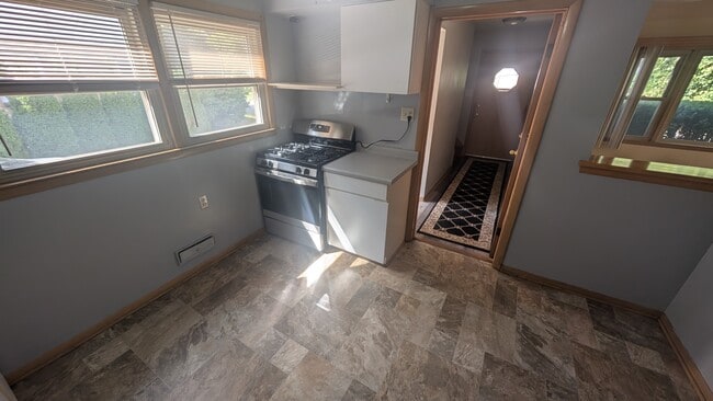 Building Photo - 5240 N Mohawk Ave Unit 5240 Lower Rental