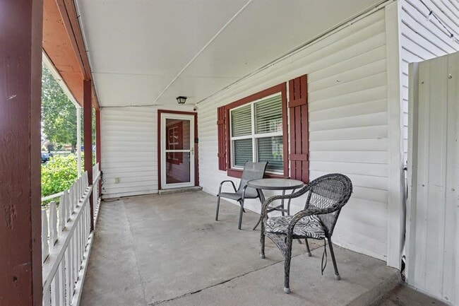 Photo - 207 E Juniper Ln