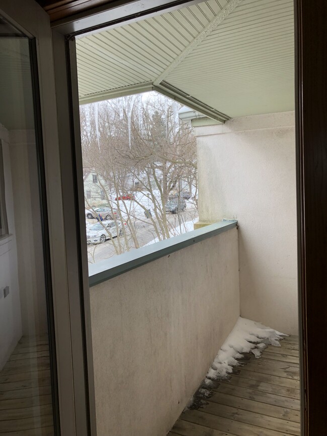 Small private deck - 714 Hill St Unit 1