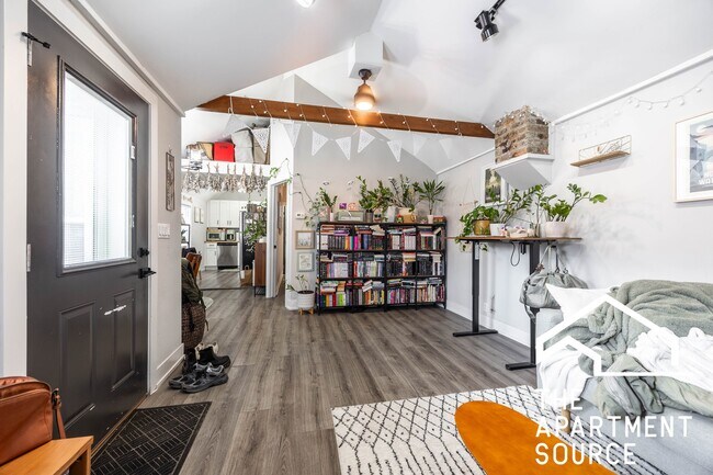 Photo - 958 W 19th St