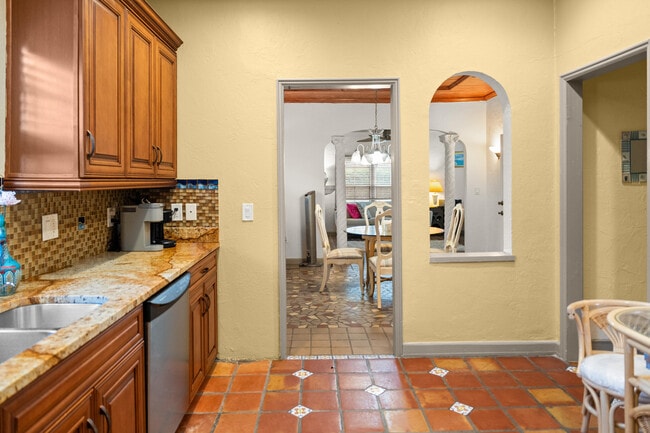 Photo - 735 Colonial Rd