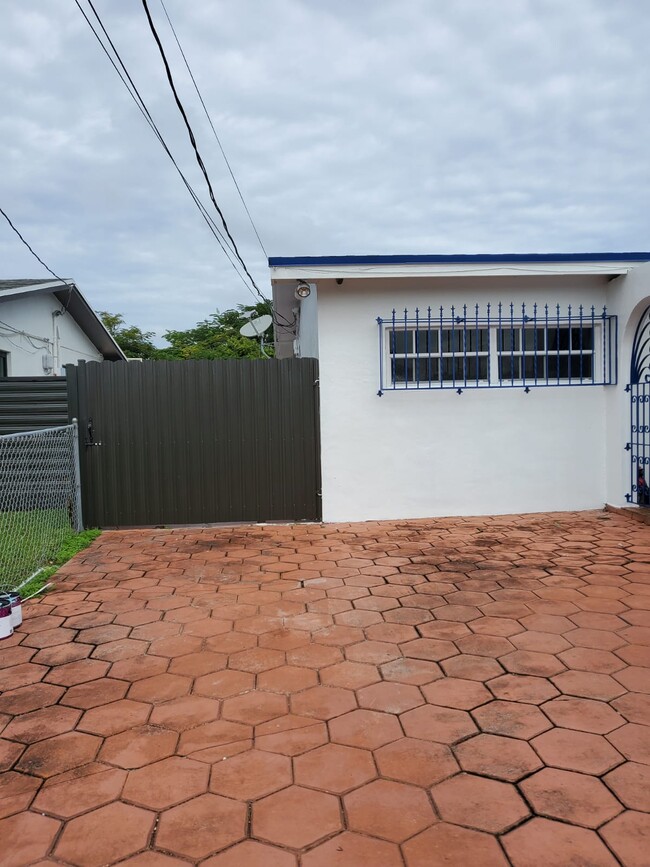 Front of House - 9605 SW 16th St Casa Adosada