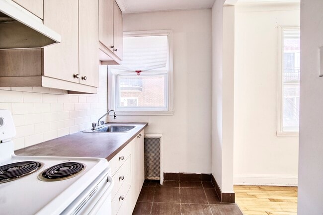 Building Photo - 4900 Av. Clanranald Unit 7