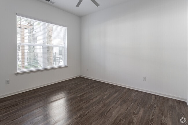 1BR, 1BA - 747SF