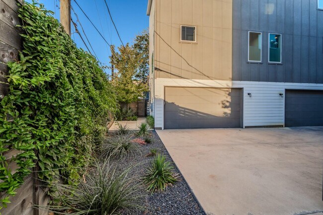 Photo - Stunning Modern Townhomes Newer Construction :: Henderson & Greenville Ave area Unidad 13
