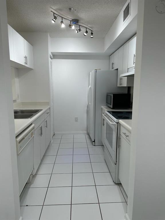 Building Photo - 4844 N State Road 7 Unit 305 Rental