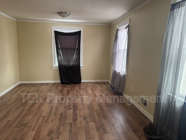 Photo - 105-107-107 Bidwell Terrace