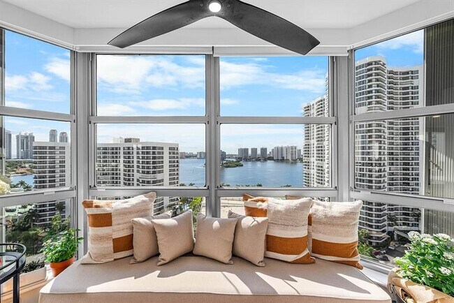 Building Photo - 3500 Mystic Pointe Dr Unit 1808
