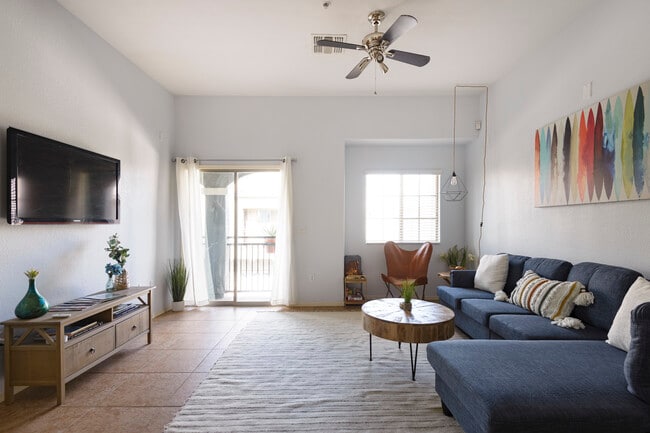 Building Photo - 2402 E 5th St Unit 1460