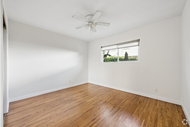 2BR, 1BA - 820SF - Second Bedroom