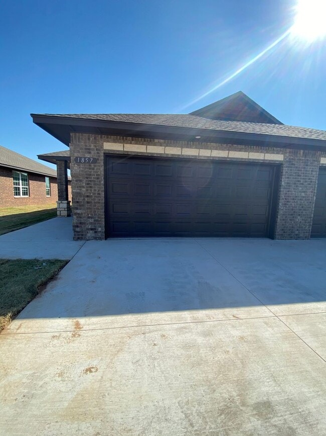 Photo - 3 bedroom and 2 bathroom duplex in El Reno!