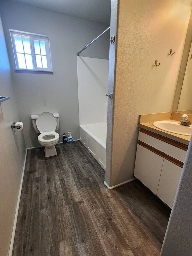 352 S Calapooia St Unidad EA-000D | Unit D