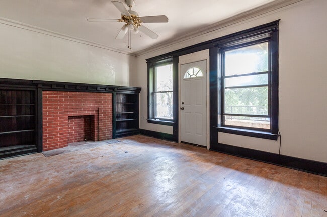 Building Photo - 910 W Belle Plaine Ave Unit 1