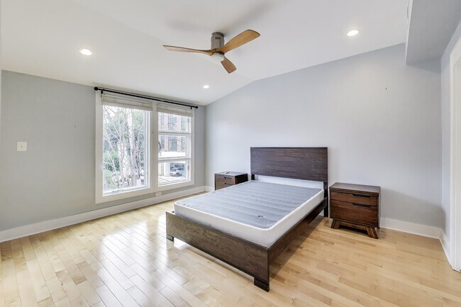 Photo - 646 Keefer Pl NW