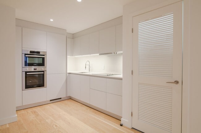 Building Photo - 4590 Chemin Queen Mary Unit 408