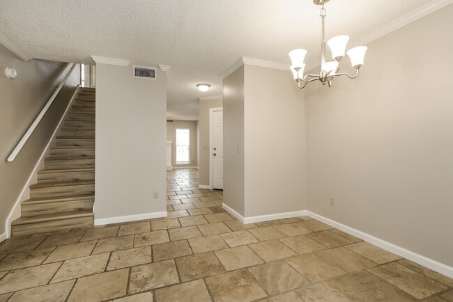 Photo - 653 Staffordshire Dr E